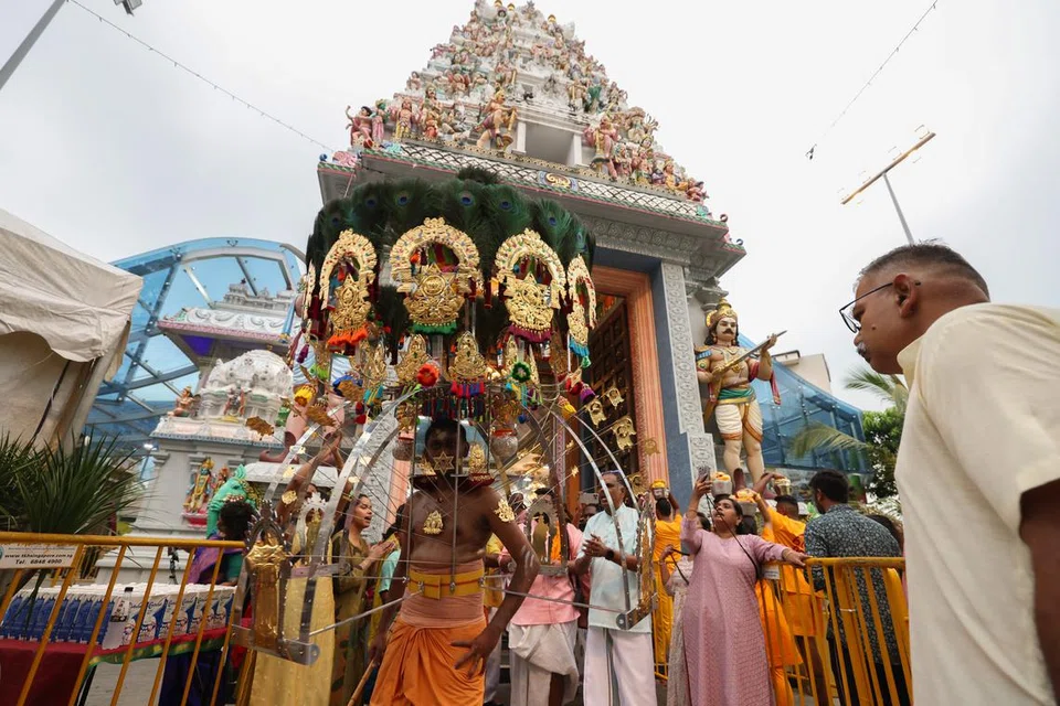 பங்குனி உத்திரத் திருவிழா நாளில் காலையில் பெய்த மழையைப் பொருட்படுத்தாது பக்தர்கள் பலர் காவடிகளையும் பால்குடங்களையும் நேர்த்திக் கடனாகச் செலுத்திவருகின்றனர்.
