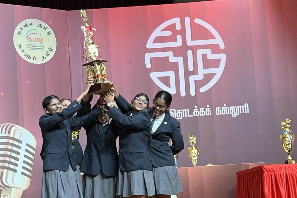 வெற்றிக் கிண்ணத்துடன் யூனோயா தொடக்கக் கல்லூரி மாணவிகள். 