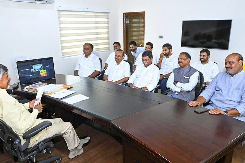 புதிய எம்.பி.களிடம் உரையாற்றிய சந்திரபாபுநாயுடு.