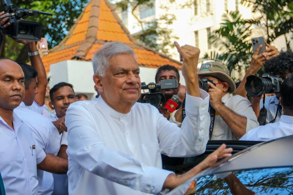 இலங்கை அதிபரும் சுயேச்சை அதிபர் வேட்பாளருமான ரணில் விக்கிரமசிங்க, கொழும்பில் வாக்களித்துவிட்டு வாக்களிப்பு நிலையத்திலிருந்து வெளியேறுகிறார்.