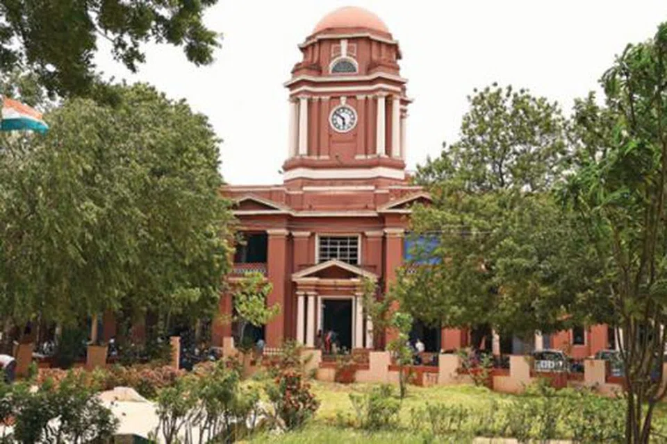 தெருவில் தூங்கியவரின் தலையில் கல்லைப் போட்டு கொலை நடந்துள்ளதாக நீதிமன்றத்தில் தெரிவிக்கப்பட்டது.