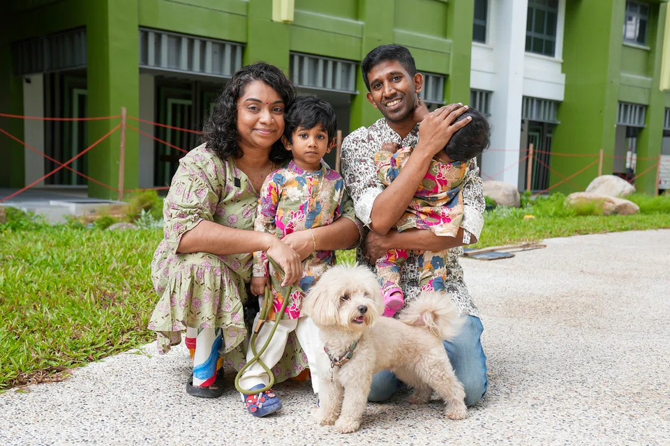 புதிய வீட்டில், மகன் ஆர்யன், வளர்ப்பு மகள், செல்லப்பிராணி ‘பான் பான்’ ஆகியோருடன் முழுமையான குடும்பமாகத் தீபாவளியைக் கொண்டாடும் இணையர் விக்ரம்ராஜ் சண்முகன் -  ஆஷின் அலெக்சியா மாலிகா.