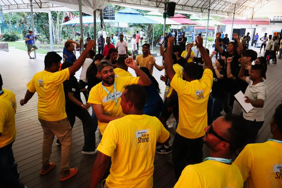 செம்பவாங் பொழுதுபோக்கு நிலையத்தில்    விளையாட்டுகளில் ஈடுபட்ட வெளிநாட்டு ஊழியர்கள்.