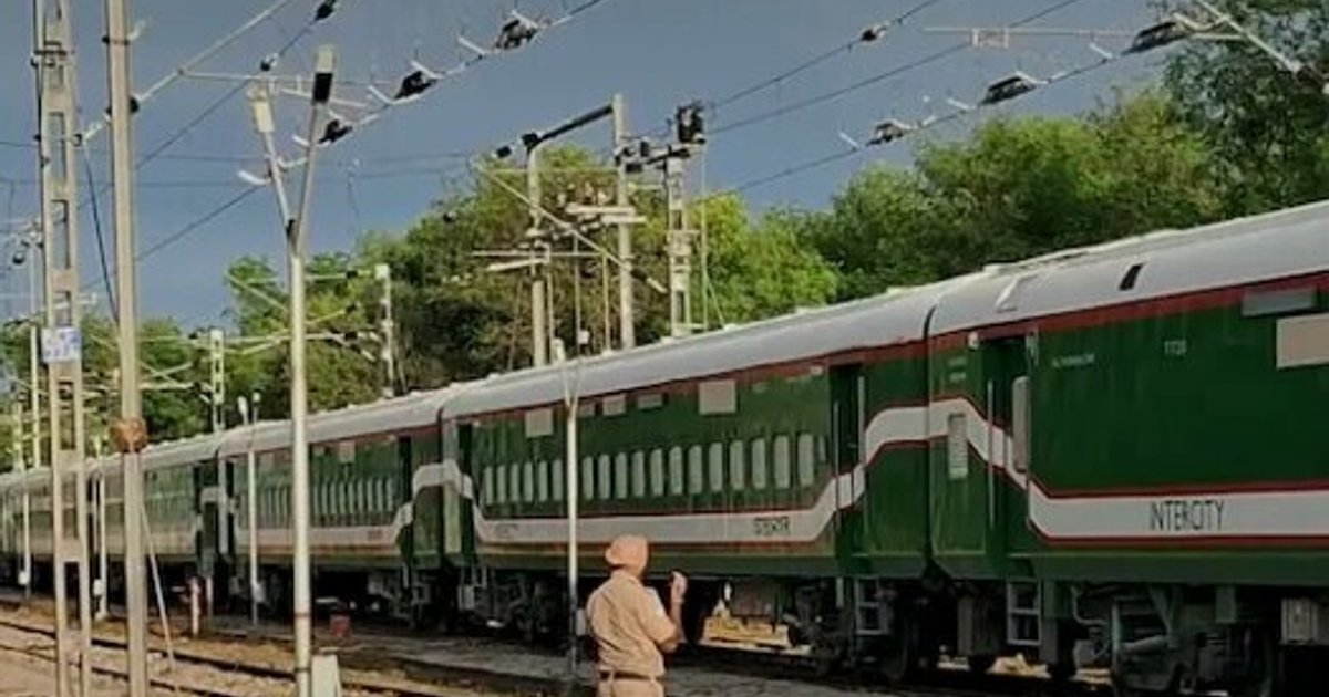 பங்ளாதேஷுக்கு 18 புதிய ரயில் பெட்டிகளை இந்தியா விநியோகித்தது