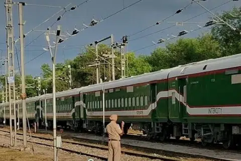 2027 டிசம்பருக்குள் எஞ்சிய 182 ரயில் பெட்டிகளையும் பங்ளாதேஷுக்கு இந்தியா அனுப்பிவிடும் என்று எதிர்பார்க்கப்படுகிறது.