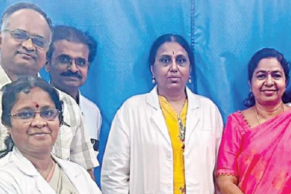 இந்தியாவிலேயே முதல் முறையாக சென்னை ஆர்எஸ்ஆர்எம் மருத்துவமனையில் முழு இதய ரத்தக் குழாய் அடைப்பு ஏற்பட்ட கர்ப்பிணி ஒருவர், இதயத் துடிப்பைக் கட்டுப்படுத்தும் கருவி உதவியுடன் பிரசவித்தார். அந்தச் சாதனையை நிகழ்த்திய மருத்துவக் குழுவினர். 