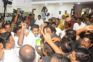 மதுரை மாநகராட்சிக் கூட்டத்தில் கறுப்புச் சட்டை அணிந்து மதுரை மேயரை முற்றுகையிட்ட அதிமுகவினர்.