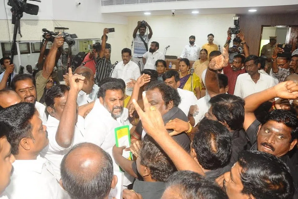 மதுரை மாநகராட்சிக் கூட்டத்தில் கறுப்புச் சட்டை அணிந்து மதுரை மேயரை முற்றுகையிட்ட அதிமுகவினர்.