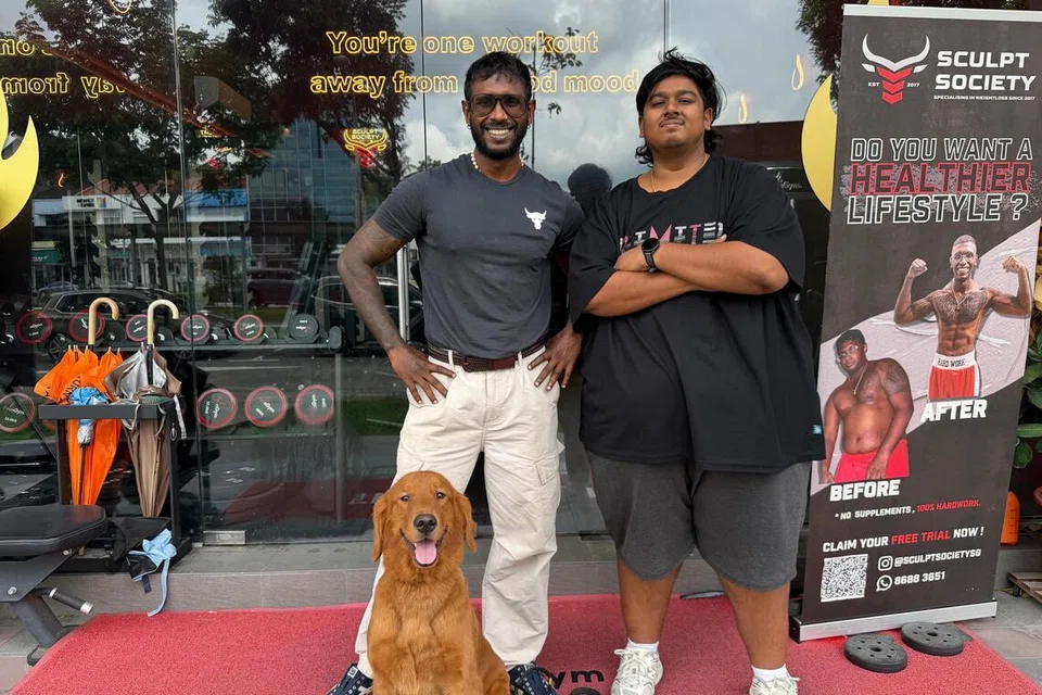 ‘ஸ்கல்ப்ட் சொசைட்டி’ உடற்பயிற்சிக் கூடத்திற்கு அருகே ஓர் அழகான நாய்க்குட்டியுடன் ஹரேஷ் (இடம்), விக்னேஷ்.