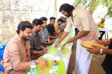விருந்து நிகழ்வில் படக்குழுவினருக்கு சாப்பாடு பரிமாறும் சண்முகபாண்டியன்.