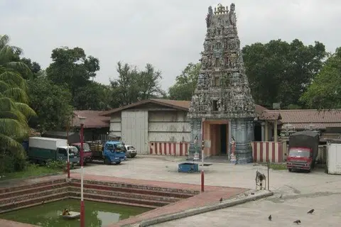தீர்த்தக்குளத்துடன் அமைந்த ஸ்ரீ அரசகேசரி சிவன் கோயிலின் பழைய புகைப்படம்.
