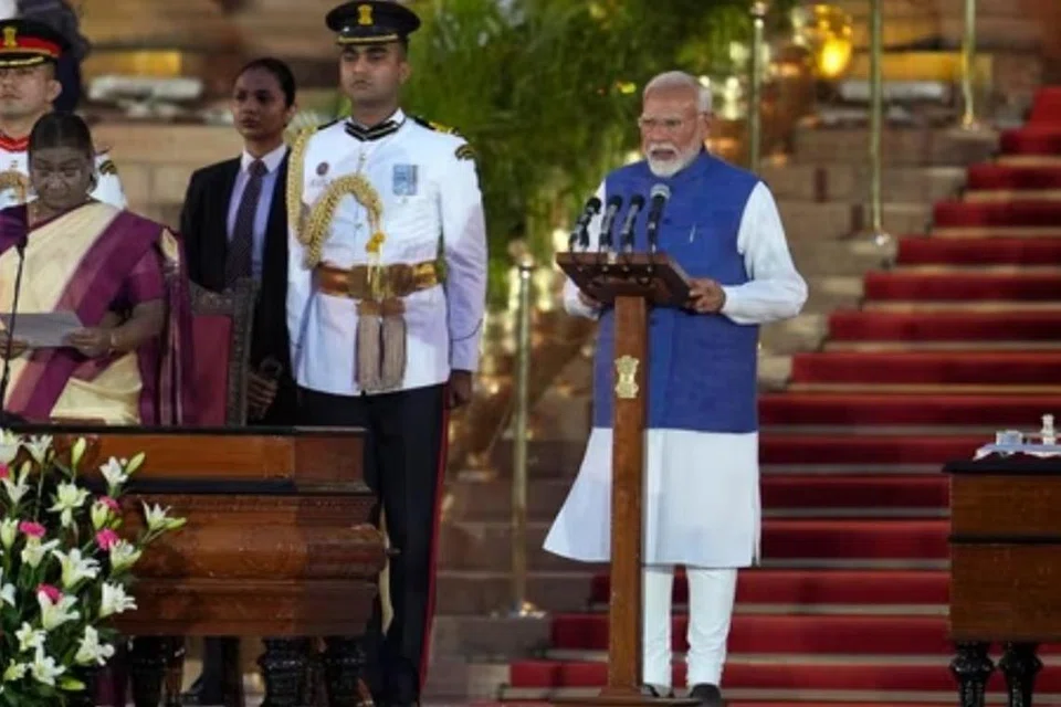 திரு நரேந்திர மோடி தொடர்ந்து மூன்றாம் முறையாக பிரதமர் பதவி ஏற்றார். அதிபர் திரௌபதி முர்மு அவருக்குப் பதவிப் பிரமாணமும் ரகசியக் காப்புப் பிரமாணமும் செய்து வைத்தார். திரு மோடியைத் தொடர்ந்து அமைச்சர்களின் பதவி ஏற்பு நிகழ்ந்தது.