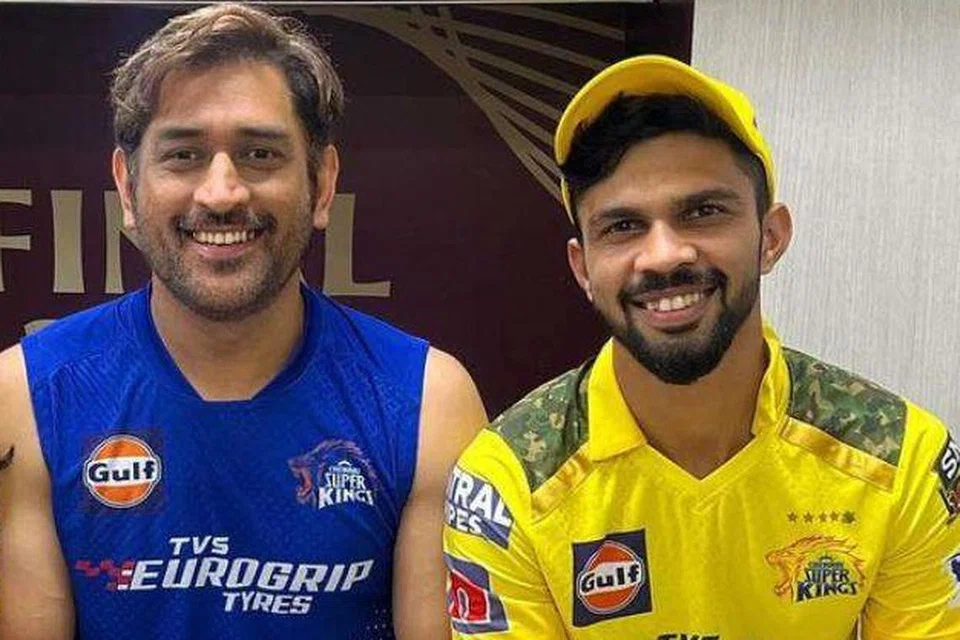 சென்னை அணியின் முன்னாள் தலைவர் டோனியும் (இடது) இந்நாள் தலைவர் ருதுராஜ் கெய்க்வாட்டும்.
