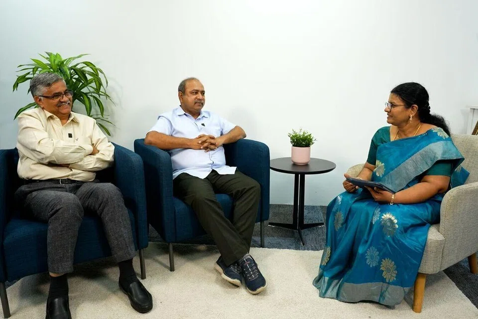 தமிழ் முரசின் சிறப்பு வலையொளி நிகழ்ச்சியில் ரோஜா முத்தையா ஆராய்ச்சி நூலகத்தின் இயக்குநர் டாக்டர் சுந்தர் கணேசன் (நடுவில்), நூலக அறங்காவலரும் சிந்துவெளி ஆய்வாளருமான திரு ஆர். பாலகிருஷ்ணன் (இடது), தமிழ் முரசின் உதவி ஆசிரியர் கலைச்செல்வி வைத்தியநாதன். 