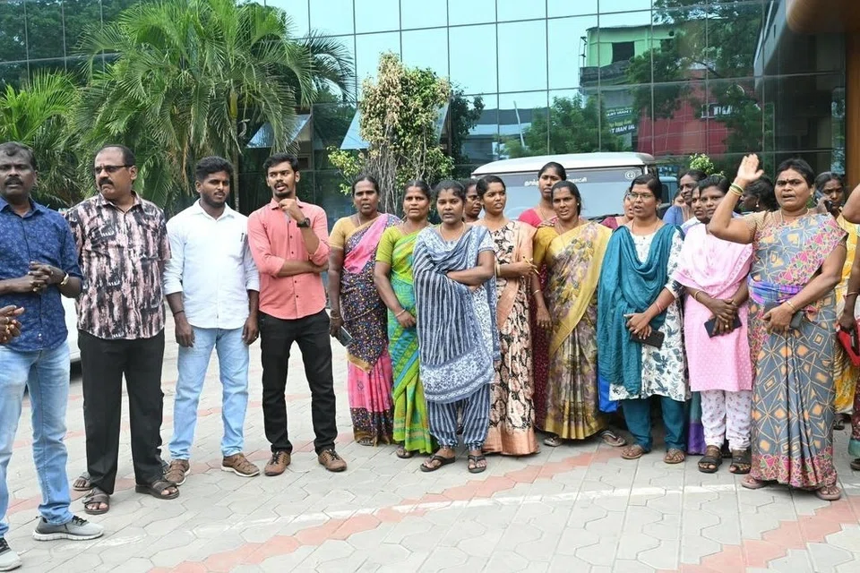 தமிழகம் முழுவதும் வருவாய்த்துறை அலுவலர்கள், வாக்காளர் பட்டியல் தீவிர திருத்தப் பணியைப் புறக்கணித்து போராட்டத்தில் குதித்துள்ளனர்.