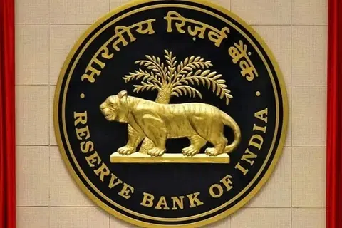 கடன் நிலு​வையை வசூலிப்​பது வங்​கி​யின் உரிமை​யாக இருந்தாலும், அது வாடிக்​கை​யாளரின் தனிப்​பட்ட சுதந்​திரம், கண்ணி​யம், தனி​ உரிமை​யைப் பாதிக்​கும் வகை​யில் அமையக் ​கூ​டாது என ரிசர்வ் வங்கி தெளி​வாகக் குறிப்​பிட்டுள்ளது.