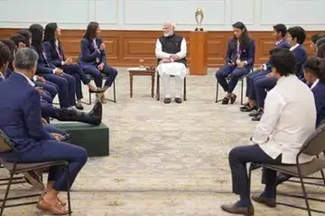 மகளிர் அணியில் இடம்பெற்ற வீராங்கனைகளும் அவர்களுடைய பயிற்சியாளர்களும் பிரதமர் மோடியைச் சந்தித்து வாழ்த்து பெற்றனர். 