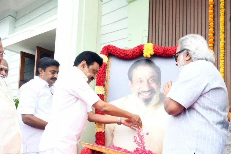 சிவாஜி கணேசன் படத்துக்கு மலர் தூவி அஞ்சலி செலுத்தும் முதல்வர் மு.க.ஸ்டாலின்.