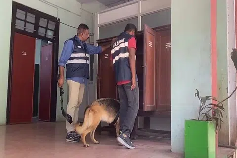 கடந்த சில மாதங்களாக டெல்லியில் உள்ள பள்ளிகள், பெரிய கட்டடங்களுக்கு வெடிகுண்டு மிரட்டல்கள் விடுக்கப்பட்டு வருகின்றன.