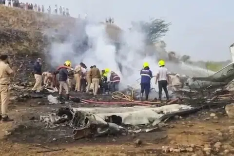 விமானம் பாராமதி பகுதி அருகே தரையிறங்க முயன்றபோது தொழில்நுட்பக் கோளாறு காரணமாகத் திடீரெனக் கீழே விழுந்து நொறுங்கியது.