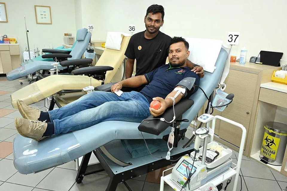 சுகாதார அறிவியல் ஆணையத்தின் ரத்த வங்கியில் சயீத் முகம்மது அபு (வலது), ஸாஹாத் முகம்மது.