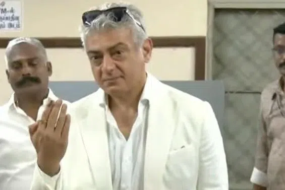 சட்டமன்றத் தேர்தல்: தமிழ்நாட்டில் முதல் நபராக வாக்களித்தார் நடிகர் அஜித்குமார்