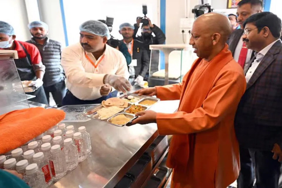 ‘அம்மாவின் சமையலறை’ திட்டத்தை முதல்வர் யோகி ஆதித்யநாத் வெள்ளிக்கிழமை (ஜனவரி 10) தொடங்கி வைத்தார்.