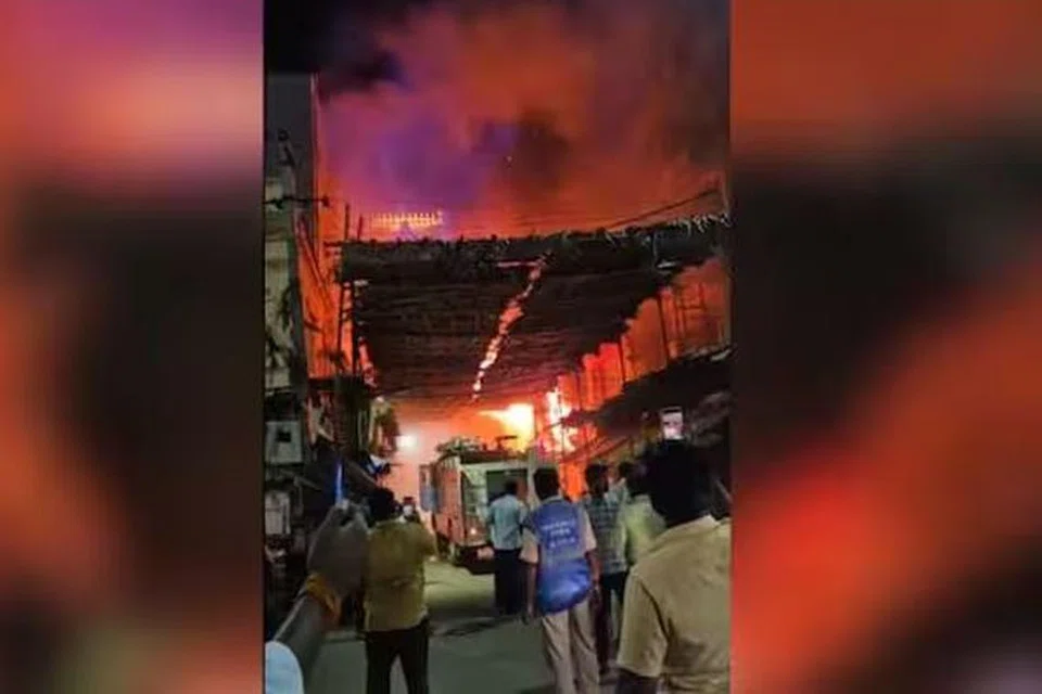 திருப்பதியில் உள்ள கோவிந்தராஜூ சுவாமி கோவில் அருகே ஏற்பட்ட பயங்கர தீவிபத்தில், அங்குள்ள கடைகள் எரிந்து நாசமாகின.