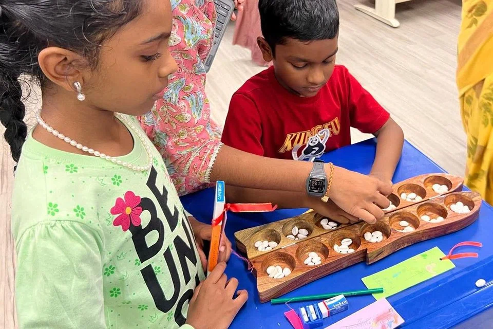 சக தோழர்களுடன் பல்லாங்குழி விளையாடும்போது தோழமை பெருகி, மன அமைதி உண்டாகும்.  இந்த சிறுவர்கள் பல்லாங்குழி விளையாடி மகிழ்ந்தார்கள்.