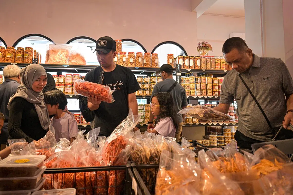 செலவைக் குறைக்கும் சிங்கப்பூரர்கள்; வருத்தத்தில் ஜோகூர் வியாபாரிகள்