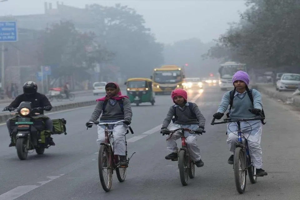 டெல்லியில் வெப்பநிலை இயல்பைவிட குறைந்துள்ள நிலையில் சாலை முழுவதும் பனியால் போர்த்தப்பட்டு காணப்படுகிறது. 
