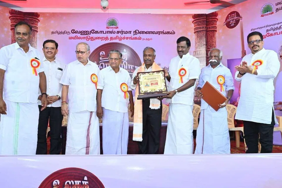 விழாவில், ‘செம்மொழி’ இதழ் ஆசிரியர் எம். இலியாசுக்கு தாய்மொழிக் காவலர் விருதை மயிலாடுதுறை சட்டமன்ற உறுப்பினர் எஸ். ராஜகுமார் வழங்கினார். (இடமிருந்து) மயிலாடுதுறை தமிழ்ச்சங்கத்தின் நிறுவனத் தலைவர் ஜெனிஃபர் ச.பவுல்ராஜ், ஐயங்கார் பேக்கரி உரிமையாளர்  சிவா, தருமபுரம் ஆதீனம் கலைக்கல்லூரியின் முன்னாள் தமிழ்த்துறைத் தலைவர் முனைவர் மு. சிவச்சந்திரன், மயிலாடுதுறைத் திருக்குறள் பேரவைத் தலைவர் தமிழ்ச்செம்மல் முனைவர் சி. சிவசங்கரன், எம்.இலியாஸ்,  சட்டமன்ற உறுப்பினர் எஸ். ராஜகுமார், கவிச்சுடர் கவிதைப் பித்தன், யுனெஸ்கோ பன்னாட்டு விருதாளர் வே. ஸ்ரீராம் சர்மா ஆகியோர்.