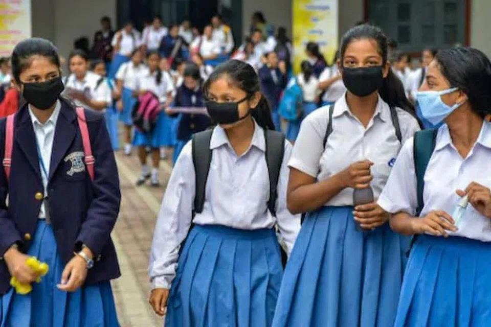 அனுமதி பெறாமல் முகாம் நடத்தும் பள்ளிகள் மீது கடுமையான நடவடிக்கை மேற்கொள்ளப்படும் என்று எச்சரிக்கப்பட்டுள்ளது. 