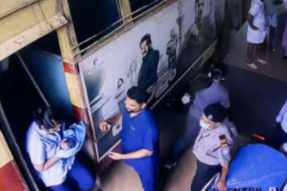 மருத்துவமனையை அடைந்தபோது குழந்தை பிறக்கும் தறுவாயில் கர்ப்பிணி இருந்தார். 