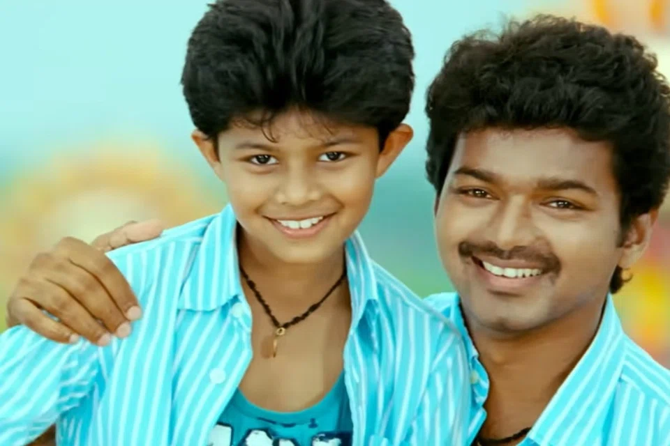 சிறு பிள்ளையாக இருந்தபோது தந்தை விஜய்யுடன் ‘வேட்டைக்காரன்’ படத்தில் ஒரு பாடல் காட்சியில் நடித்த ஜேசன் சஞ்சய்.
