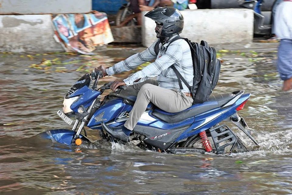 சாலைகளில் மழைநீர் வெள்ளம்போல் ஓடியதால் வாகனமோட்டிகள் சிரமப்பட்டனர்.