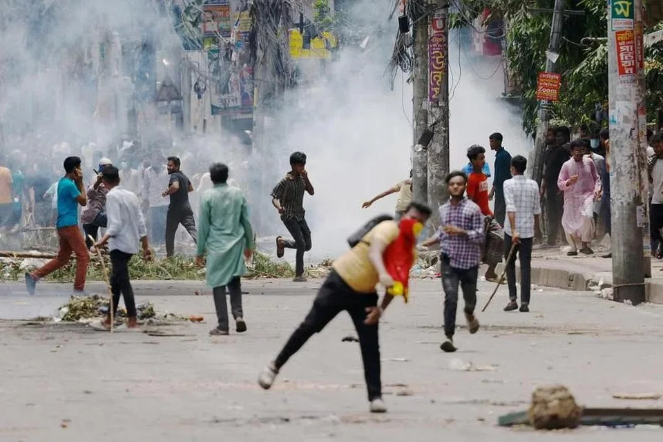 ஜூலை 19ஆம் தேதி, தலைநகர் டாக்காவில் உள்ள அரசாங்கத் தொலைக்காட்சி நிறுவனத்துக்கு அருகே ஆர்ப்பாட்டக்காரர்கள் காவல்துறையினருடன் மோதலில் ஈடுபட்டனர்.