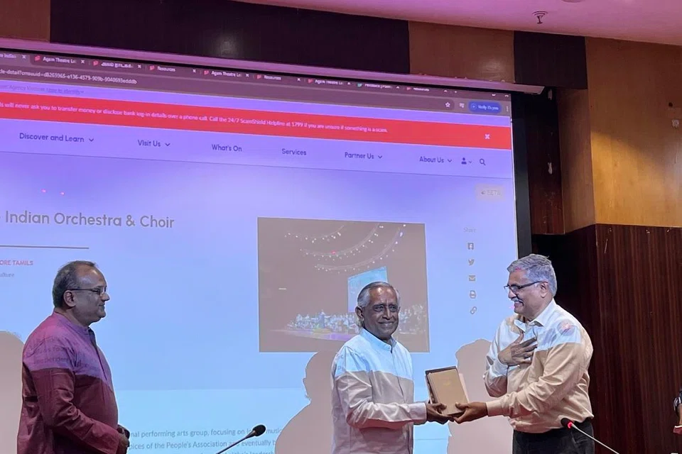 திரு அருண் மகிழ்நனுக்கு நினைவுப்பரிசு வழங்குகிறார் உலகத் தமிழாராய்ச்சி நிறுவனத்தின் தலைவர் ஆர்.பாலகிருஷ்ணன். 