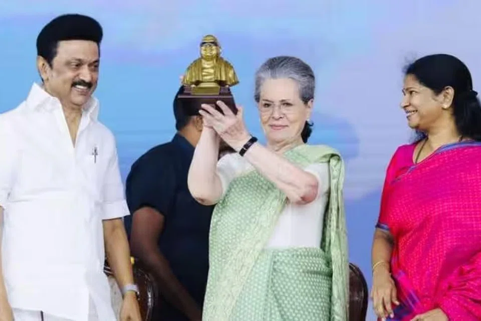 சோனியா காந்திக்கு காலஞ்சென்ற முதல்வர் கருணாநிதியின் சிறிய உருவச் சிலையை முதல்வர் ஸ்டாலினும் திமுக எம்பி கனிமொழியும் நினைவுப் பரிசாக வழங்கினர்.