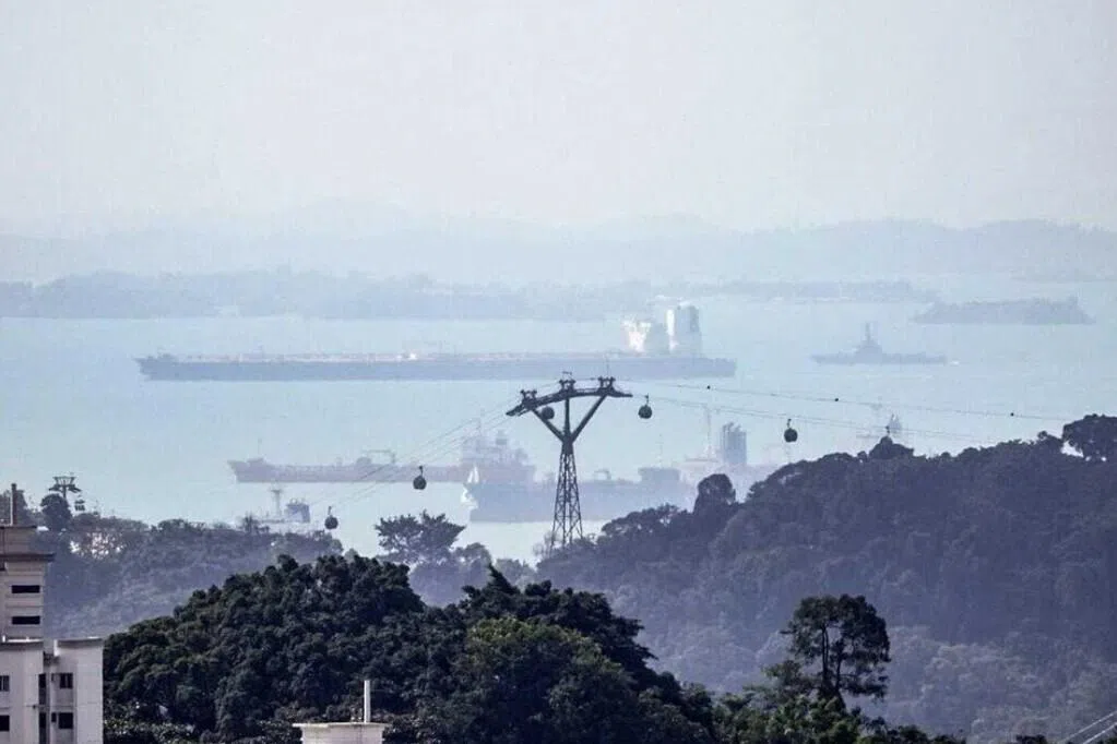 சட்டவிரோதக் கச்சா எண்ணெய்ப் பரிமாற்றம்: சந்தேகிக்கப்பட்ட இரு  கப்பல்களை விடுவித்த மலேசியா