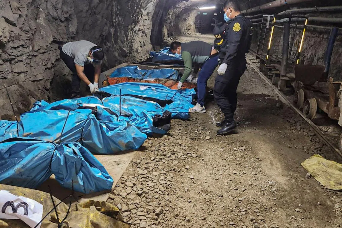 பெரு சுரங்கில் மாண்டுகிடந்த கடத்தப்பட்ட ஊழியர்கள்