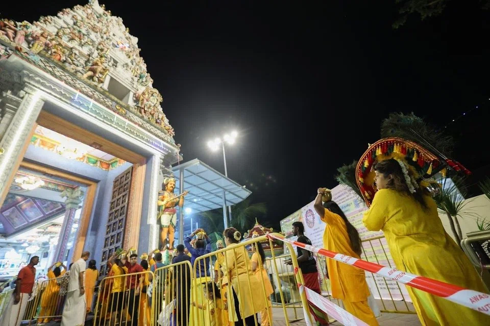 அதிகாலை மூன்று மணியிலிருந்து பால் குடங்களையும் காவடிகளையும் ஏந்திவரும் பக்தர்கள், புனிதமரம் ஶ்ரீ பாலசுப்பிரமணியர் ஆலயத்தில் நேர்த்திக்கடன்களைச் செலுத்திவருகின்றனர்.