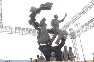 மெரினா கடற்கரையில் கல்விச் சிலைகள்