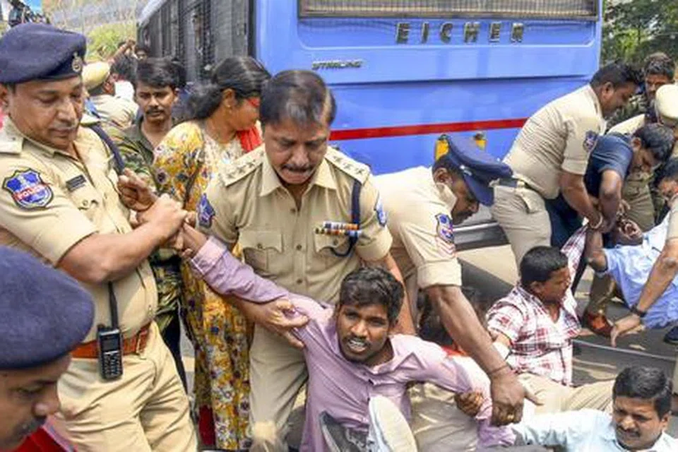 பல்கலைக்கழக வளாகத்திலிருந்து காவல்துறையினரையும் நில அகழ்வு இயந்திரங்களையும் அகற்ற வலியுறுத்தி செவ்வாய்க்கிழமை (ஏப்ரல் 1) போராடிய மாணவர்களை அப்புறப்படுத்திய காவல்துறையினர்.
