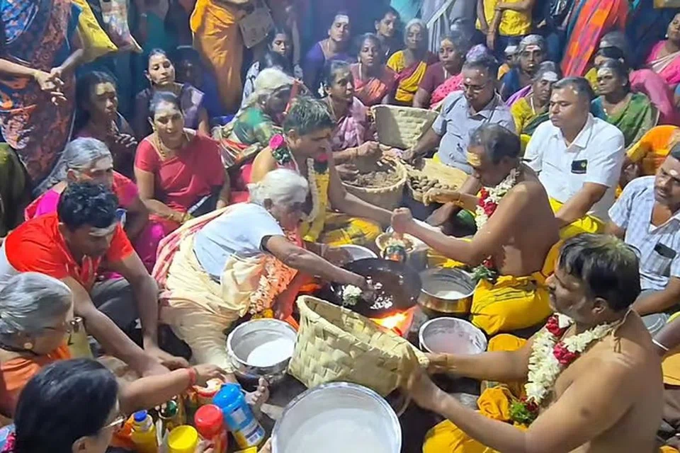 கடந்த 35 ஆண்டுகளாக வெறுங்கைகளினால் அப்பம் சுட்டு வழங்கும் முத்தம்மாள் பாட்டி.
