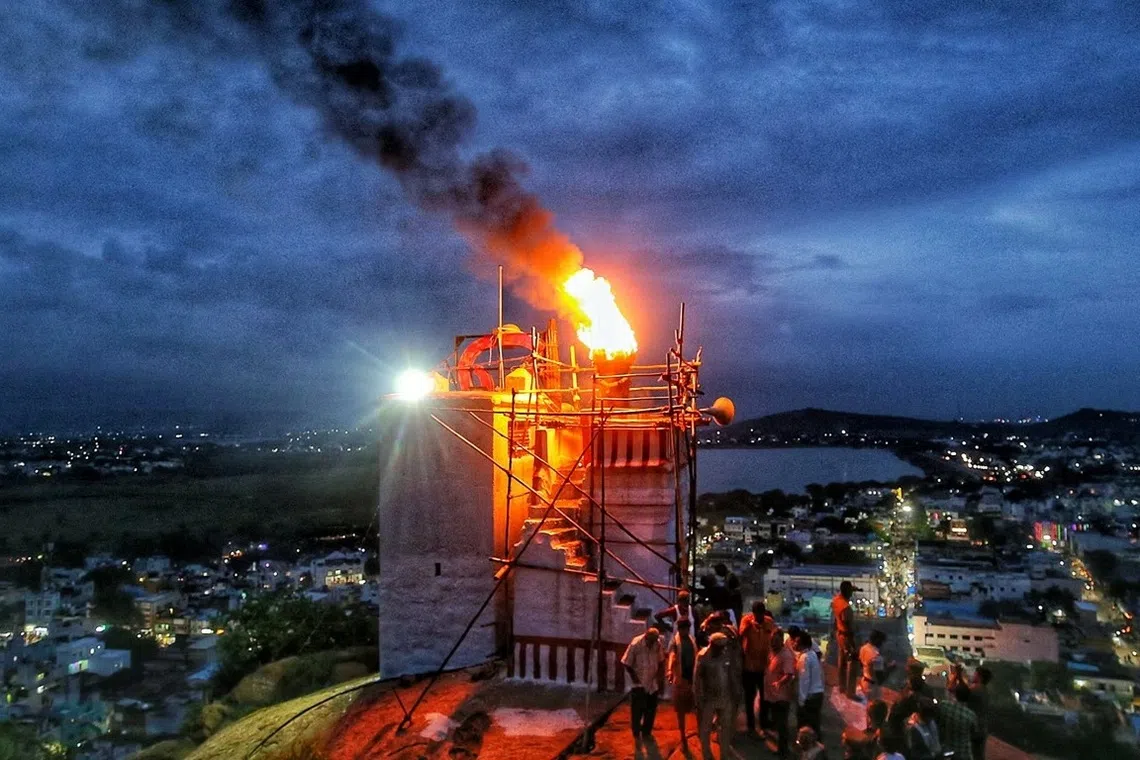 தீபம் ஏற்றும் விவகாரம்; திருப்பரங்குன்றத்தில் பதற்றம்: உச்ச நீதிமன்றத்தை அணுகிய அரசாங்கம்