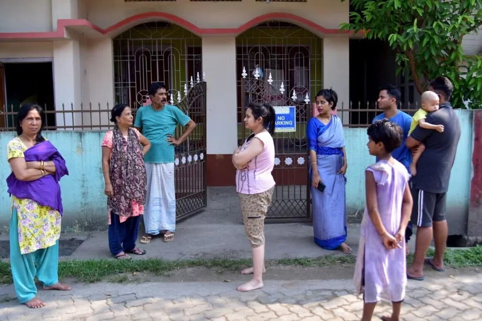 நிலநடுக்கத்தால் தூக்கத்திலிருந்து எழுந்த பொதுமக்கள் அச்சத்துடன் தங்கள் வீடுகளை விட்டு வெளியே ஓடி வந்தனர். 