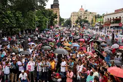 பயிற்சி மருத்துவர் ஒருவர் பாலியல் வன்கொடுமைக்கு உட்படுத்தப்பட்டு கொல்லப்பட்டதைக் கண்டித்து மேற்கு வங்கத் தலைநகர் கோல்கத்தாவில் நடந்த பேரணி.