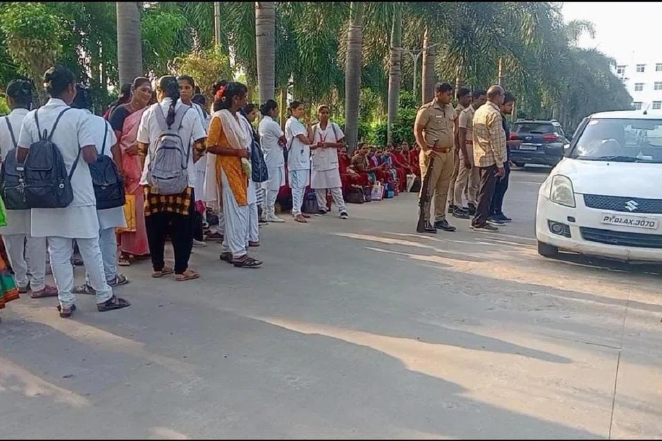 புதுச்சேரியில் சோதனை நடைபெறும் மருத்துவக் கல்லூரி வளாகம்.