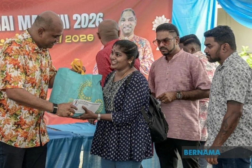 சித்திரைப் புத்தாண்டுக் கொண்டாட்டத்தின் ஒரு பகுதியாக வசதி குறைந்த குடும்பங்களுக்கு மனிதவள அமைச்சர் ஆர். ரமணன் (இடது) உணவுக் கூடைகளை வழங்கினார். 